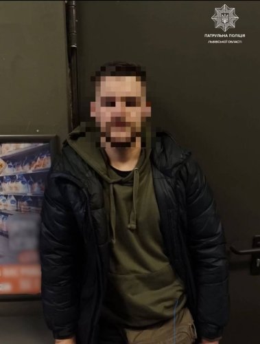 Львівські патрульні спіймали чоловіка, який здійснював крадіжки у торговому центрі – 01
