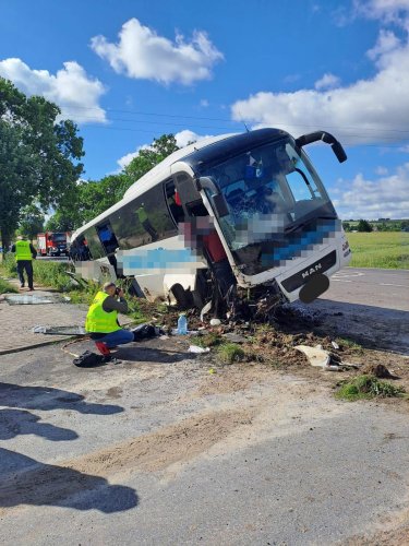 У Польщі перекинувся автобус з українцями: 14 постраждалих, серед них діти – 01