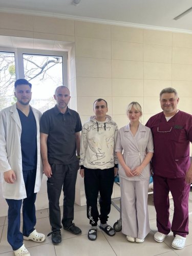 Команда лікарів разом з пацієнтом