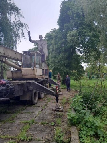 Процес демонтажу радянського пам’ятника. Фото: Жидачівська міська рада