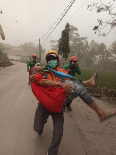 В Індонезії виверження вулкана: евакуювали 2 тис. людей – 01