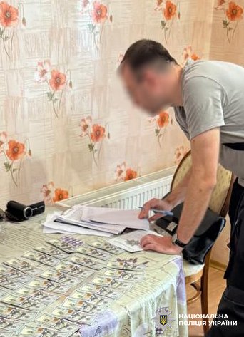 Львівські правоохоронці затримали посадовця Міноборони за схему переправлення чоловіків  – 01