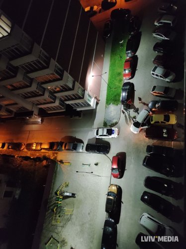 У Винниках вночі п’яний водій протаранив припарковані автомобілі – 01