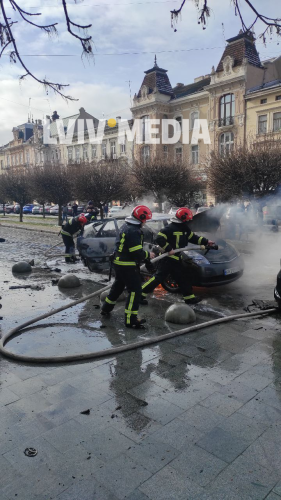 В центрі Львова загорівся електроавтомобіль (фото) – 01