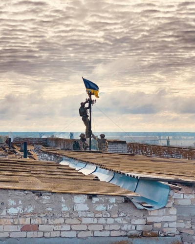 Український прапор над деокупованим Великопіллям. Фото: Андрій Цаплієнко