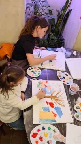 Діти у Львові малювали картини, щоб зібрати гроші на реабілітацію 10-річній дівчинці з Вугледару – 03