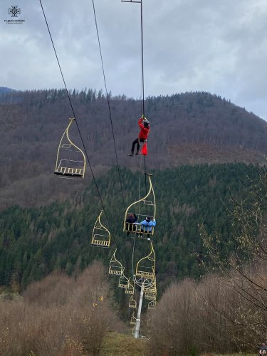 На Закарпатті в горах на зламаному підіймачі застрягли 22 туристи – 02