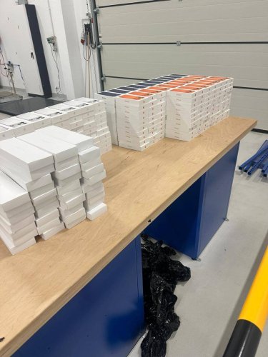 Бус, забитий iPhone — у Нижанковичах вилучили техніку на 35 мільйонів гривень – 02