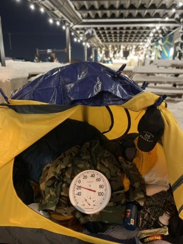 Американець ночує на морозі, щоб допомогти Україні – 01