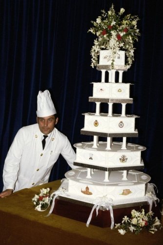 Десерту 41 рік: весільний торт Чарльза та Діани виставили на аукціон – 01