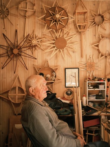 Звіздар Михайло Швець у своїй майстерні