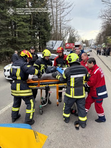Через потрійну ДТП при в’їзді в Трускавець у автомобілі застрягла пасажирка – 02