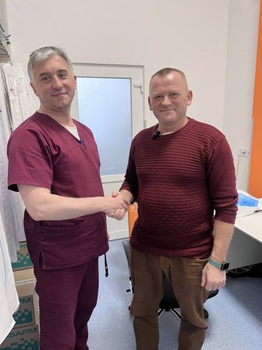 Військовослужбовець Руслан дякує лікарю