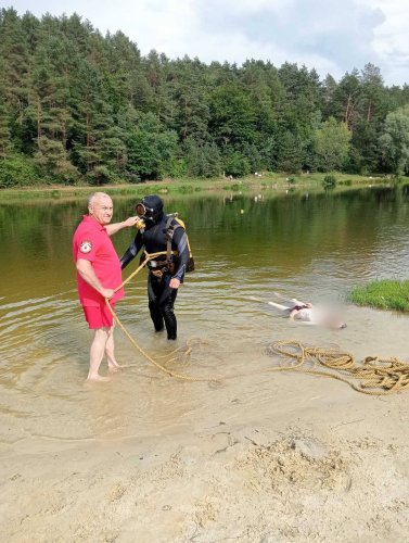 З озера на Львівщині водолази дістали тіло невідомого чоловіка – 01