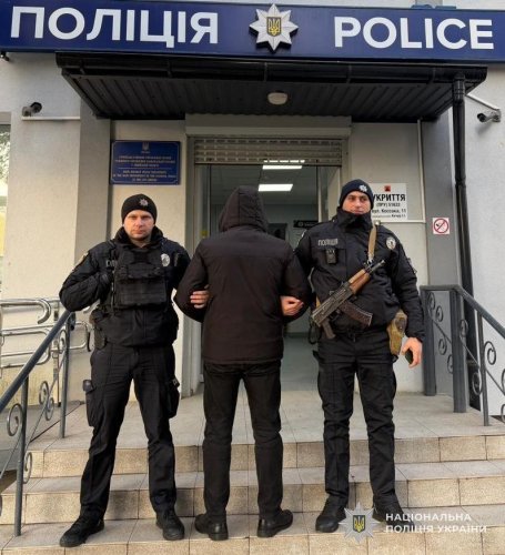 У Стрию затримали 52-річного чоловіка, який напав на військового ТЦК з киркою – 02