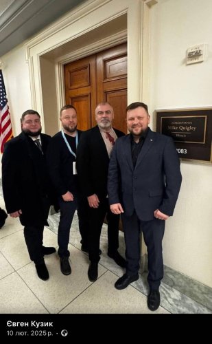 Дмитро Колесник (другий праворуч)