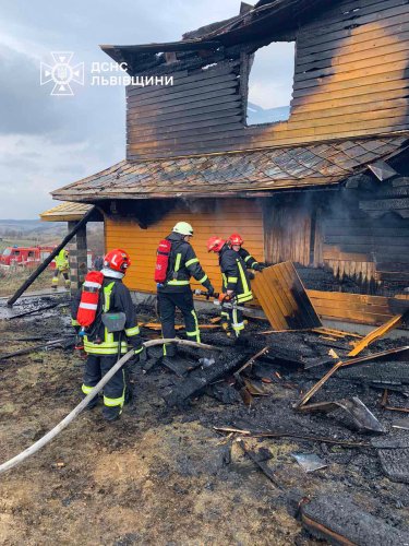 На Львівщині загорілась дерев’яна церква: вогонь знищив її повністю – 02