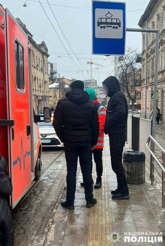 У Львові автомобіль швидкої допомоги збив 31-річну жінку на пішохідному переході – 01