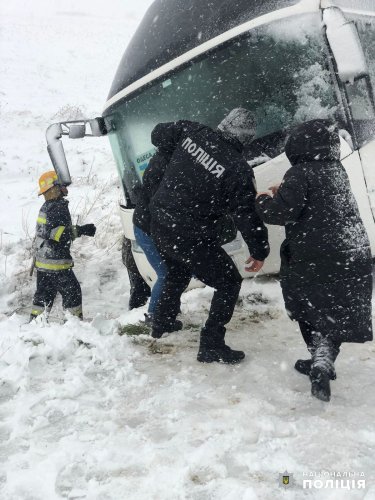 Негода на Одещині: перекинулася вантажівка із зерном, у снігу застрягла карета “швидкої допомоги” (ВІДЕО) – 05