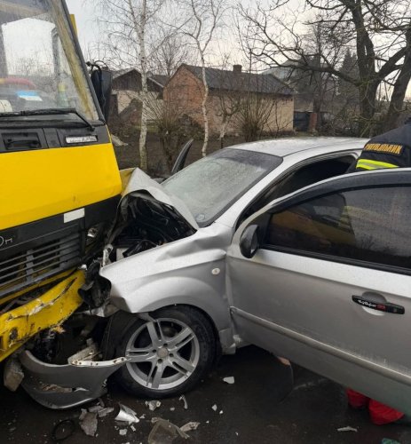 У Новому Селі внаслідок лобового зіткнення маршрутки і легковика четверо постраждалих – 01