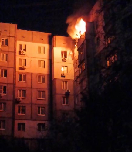 Опівночі росіяни поцілили у багатоповерхівку в Херсоні: одна людина загинула, троє постраждалих (ВІДЕО) – 01