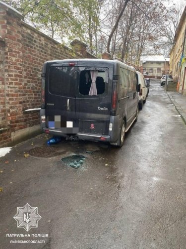 Розбив вікно та викрав одяг: львівські патрульні спіймали п`яного чоловіка, який поцупив речі з авто – 01