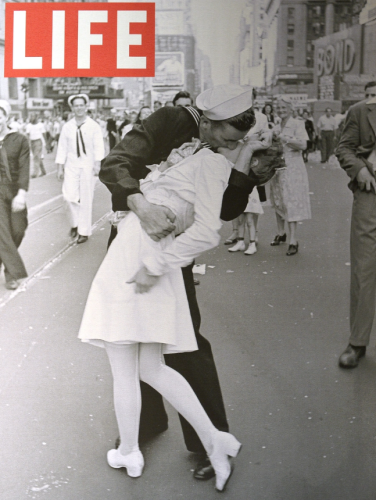 16 номерів легендарного LIFE 1945 року виявили на кордоні Львівщини – 01